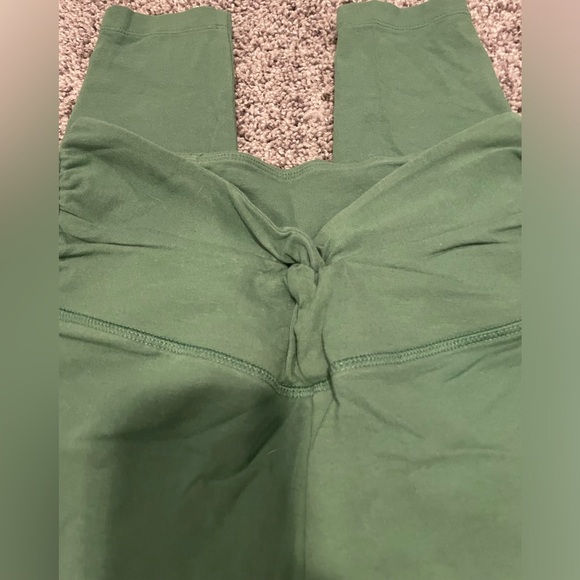 Victoria’s Secret pink leggings with twist in the front size small - Picture 3 of 3